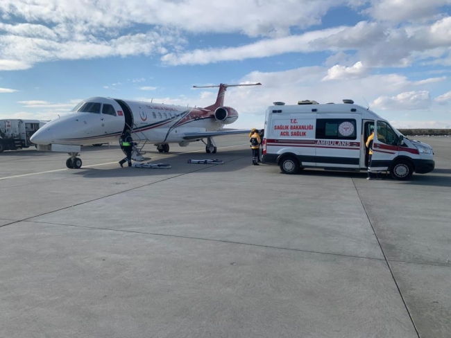 Ambulans uçak depremzedeler için Türkiye semalarında mekik dokudu