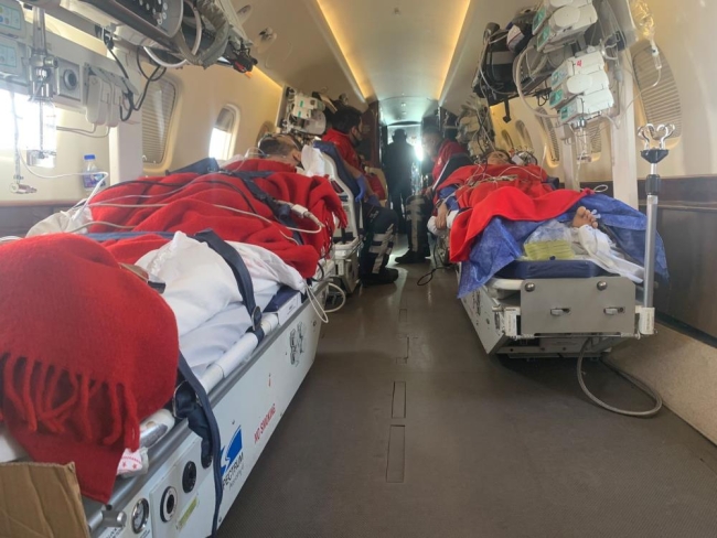 Ambulans uçak depremzedeler için Türkiye semalarında mekik dokudu