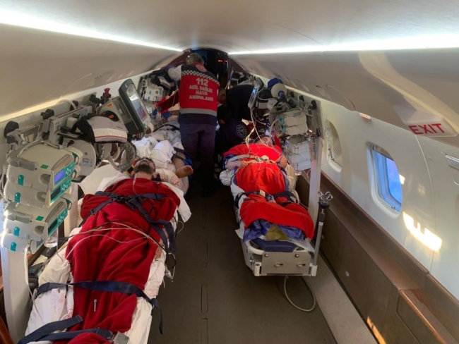 Ambulans uçak depremzedeler için Türkiye semalarında mekik dokudu