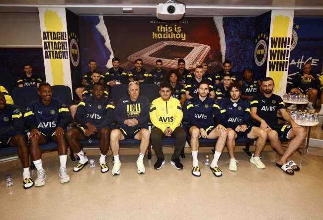 Enkazdan kurtarılan genç, futbolcularla bir araya geldi