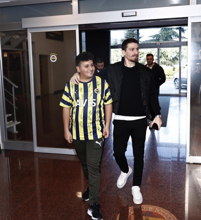 Enkazdan kurtarılan genç, futbolcularla bir araya geldi