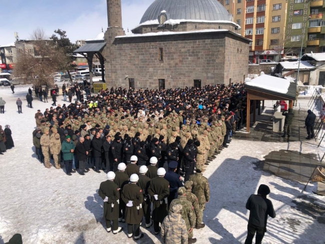 Enkaz altında kalarak hayatını kaybeden uzman çavuş toprağa verildi