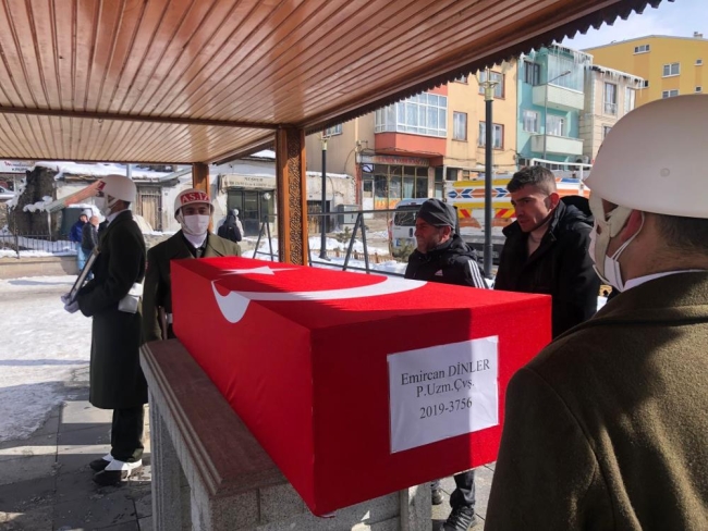 Enkaz altında kalarak hayatını kaybeden uzman çavuş toprağa verildi