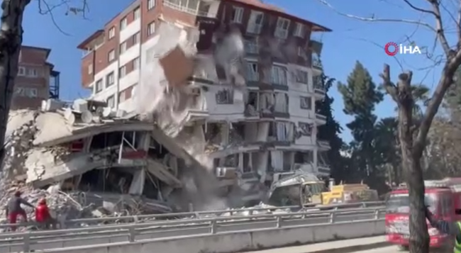 Enkaz çalışmaları sırasında ölümden saniyelerle kurtuluş