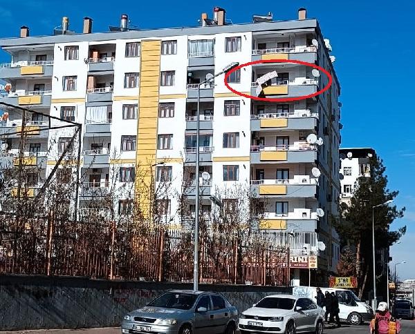 Canını hiçe saydı! Hasarlı binaya girip, eşyalarını kurtarmaya çalıştı