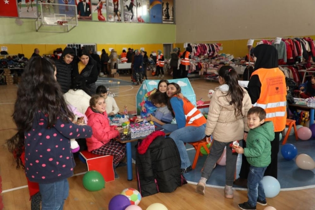 İnegöl depremzede ailelerin tüm ihtiyaçlarını karşılıyor