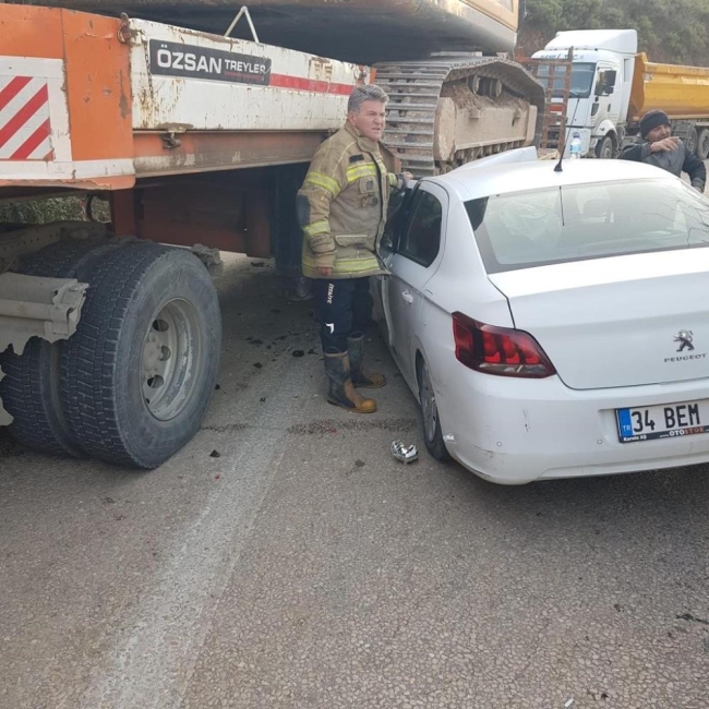 TIR'ın altına giren araçtan yaralı çıktılar