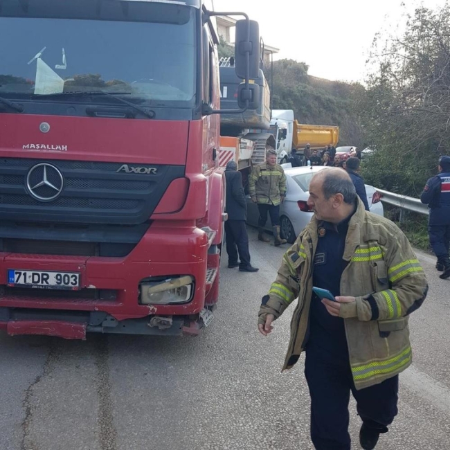 TIR'ın altına giren araçtan yaralı çıktılar