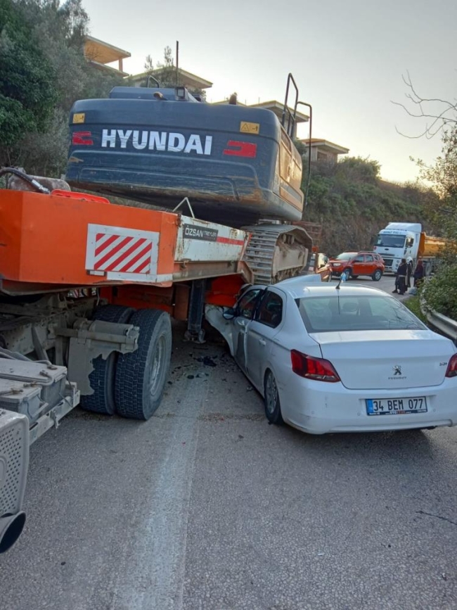 TIR'ın altına giren araçtan yaralı çıktılar