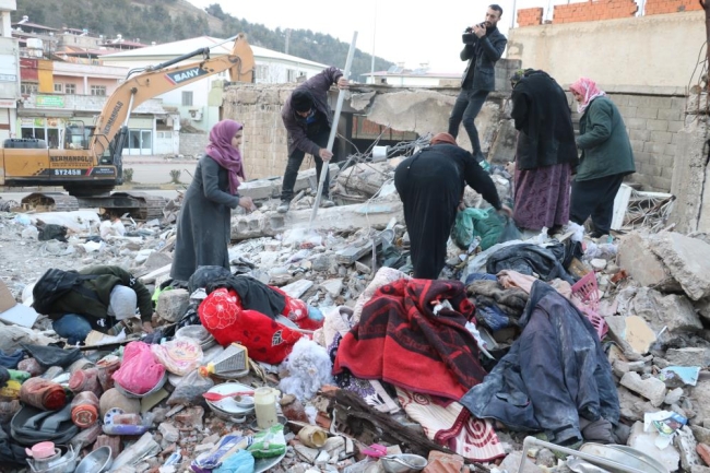 İç savaşta bombardıman sonucu evleri yıkılan aile, depreme de yakalandı
