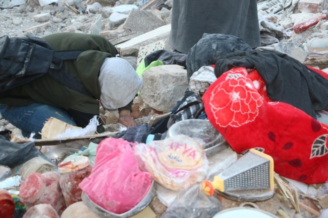 İç savaşta bombardıman sonucu evleri yıkılan aile, depreme de yakalandı