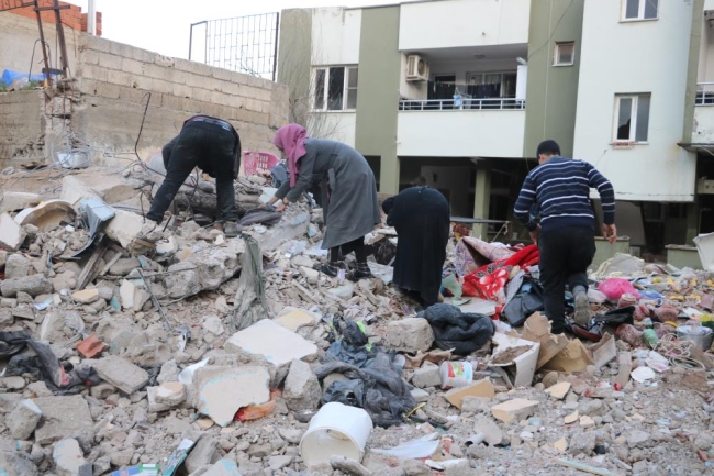 İç savaşta bombardıman sonucu evleri yıkılan aile, depreme de yakalandı