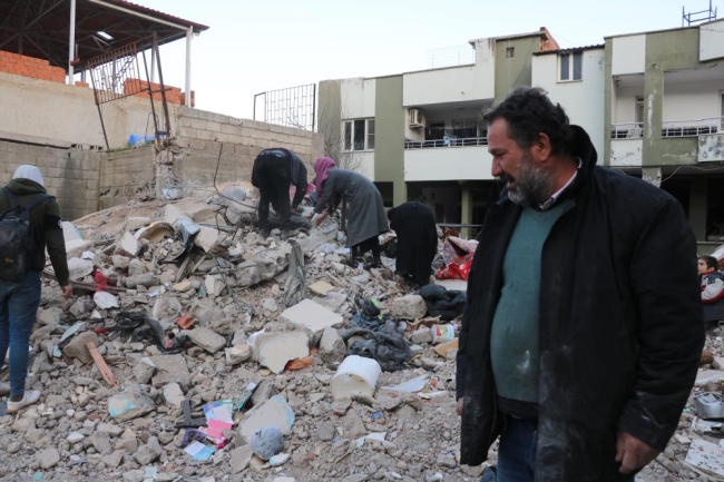 İç savaşta bombardıman sonucu evleri yıkılan aile, depreme de yakalandı
