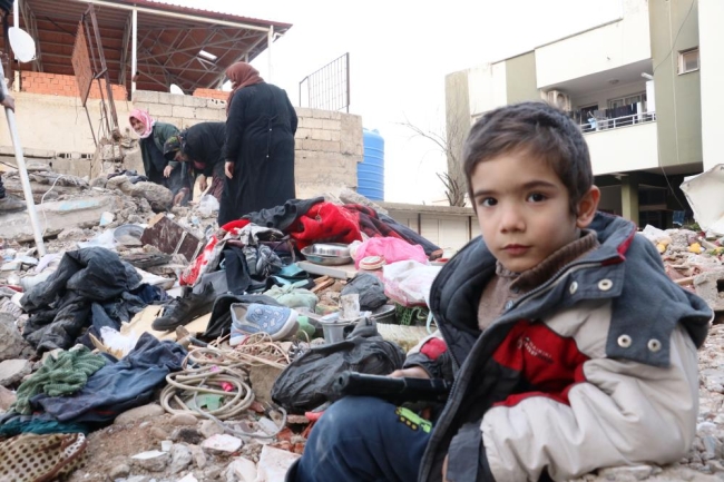 İç savaşta bombardıman sonucu evleri yıkılan aile, depreme de yakalandı