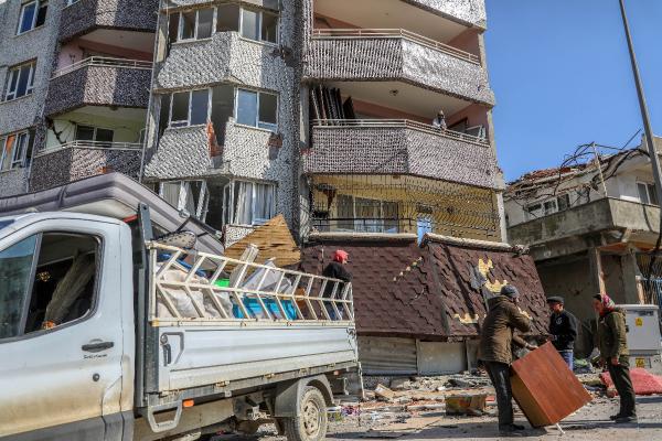 Canlarını hiçe sayıp hasarlı binalardaki eşyalarını alıyorlar