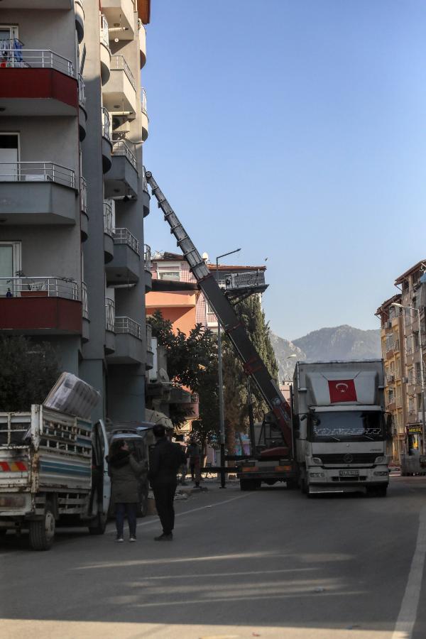 Canlarını hiçe sayıp hasarlı binalardaki eşyalarını alıyorlar