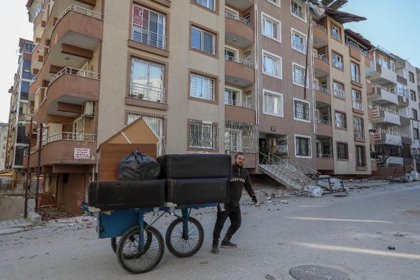 Canlarını hiçe sayıp hasarlı binalardaki eşyalarını alıyorlar