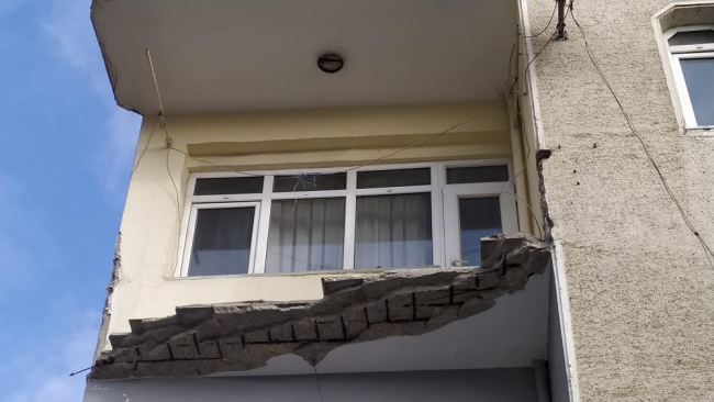Yıkılan balkon deprem paniği yaşattı