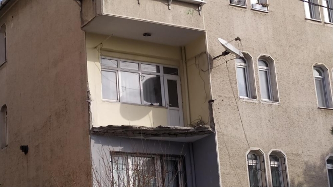 Yıkılan balkon deprem paniği yaşattı