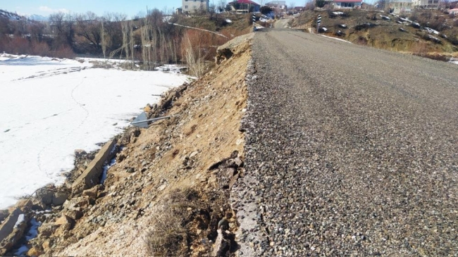 Deprem sonrası oluşan obruk dere yatağını kuruttu