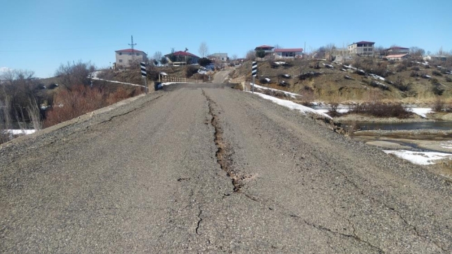 Deprem sonrası oluşan obruk dere yatağını kuruttu