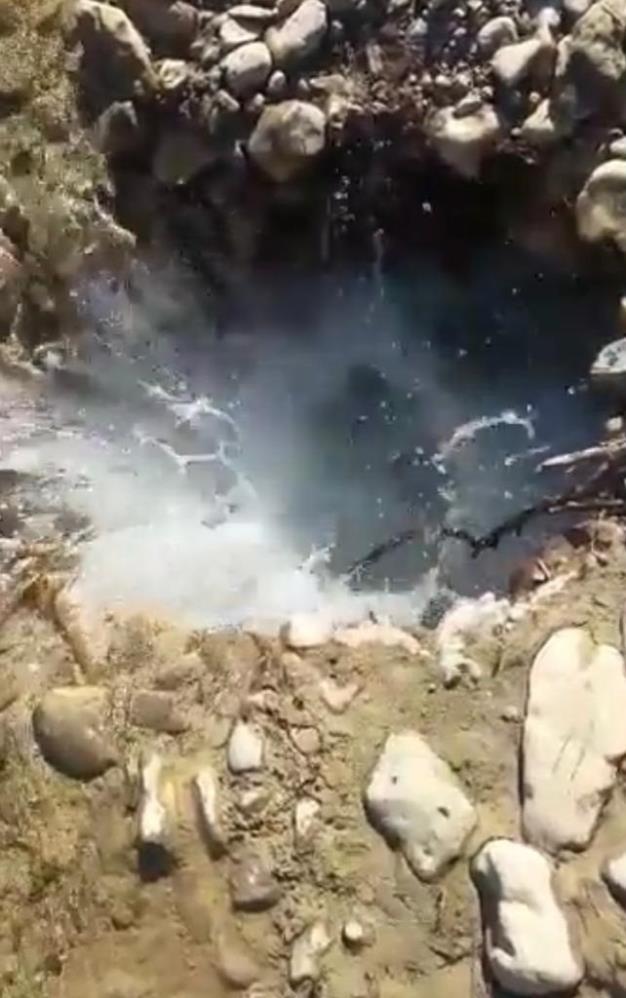 Deprem sonrası oluşan obruk dere yatağını kuruttu