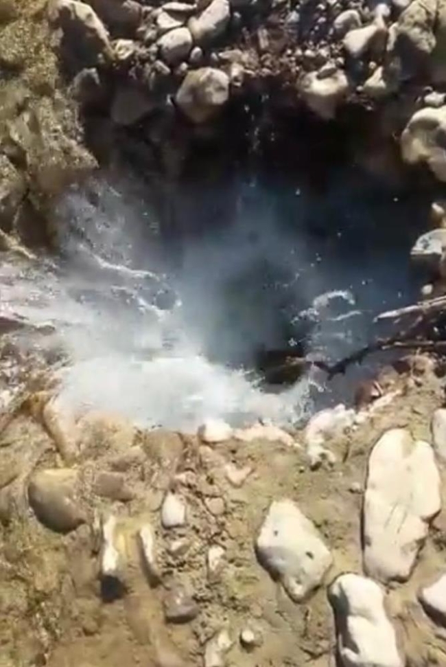 Deprem sonrası oluşan obruk dere yatağını kuruttu
