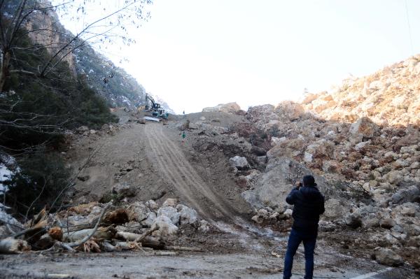 Depremde dağ dağa kavuştu: Doğal göl oluştu