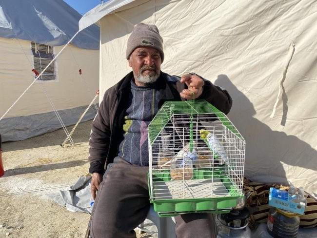 Enkazdan kurtardığı kuşlarına çadır kentte bakıyor