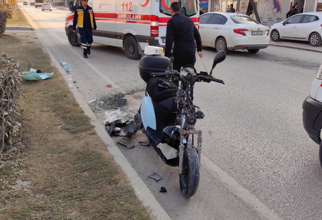 Bursa'da motosiklet araca çarptı!