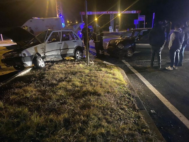 Kavşakta çarpışan iki otomobilde 2'si ağır 3 kişi yaralandı