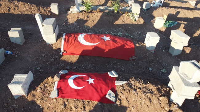 Aileler mezarlıklardan ayrılmıyor