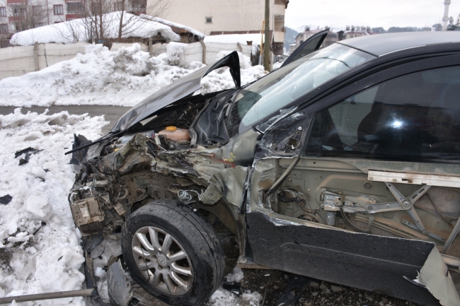 Tren otomobile çarptı faciadan dönüldü