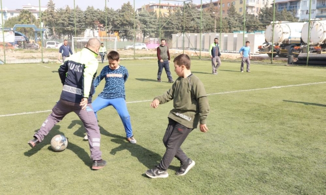 Bursalı ekiplerden depremzede çocuklarla moral maçı