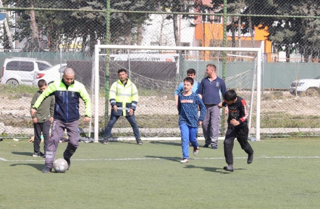 Bursalı ekiplerden depremzede çocuklarla moral maçı