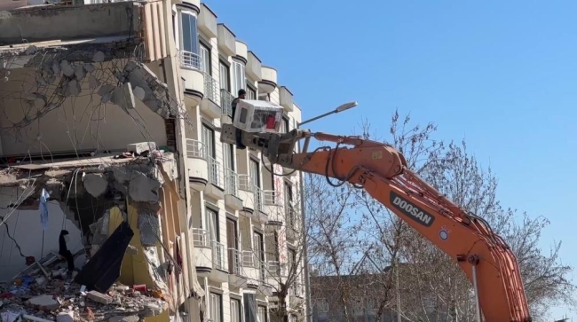 Enkazdaki çeyizi için hayatını tehlikeye attı!