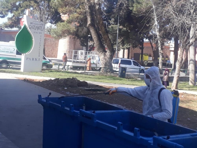 Salgın hastalık riskine karşı kent genelinde ilaçlama çalışmaları sürüyor