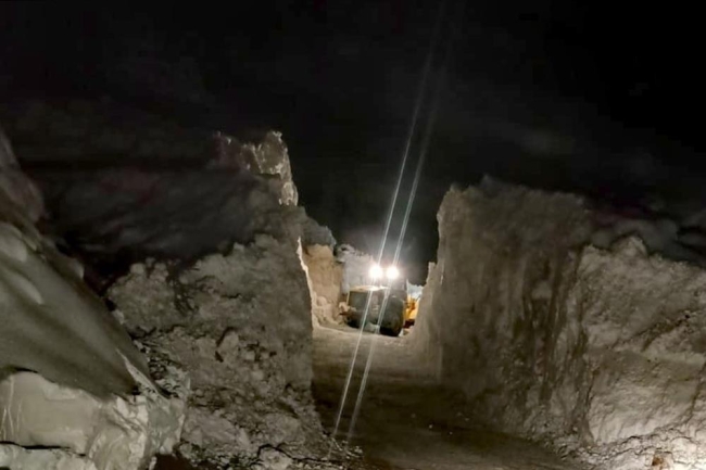 Doğu'ya çığ düştü: Yerleşim yerlerinin yolu kapandı