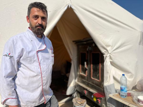 Depremzedeler için pastanesini çadıra taşıdı