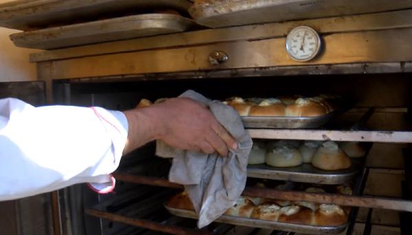 Depremzedeler için pastanesini çadıra taşıdı