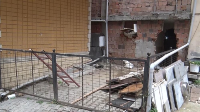 Akılalmaz olay: Zemine 1.5 metrelik kaçak kat indi