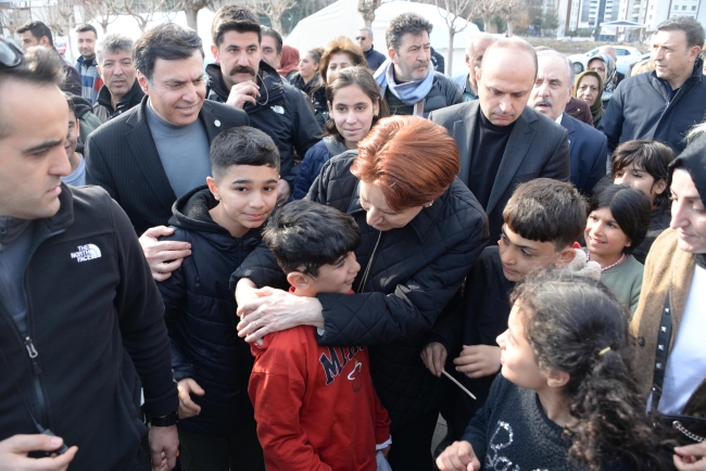 Akşener depremde ölenlerin yakınlarına taziyede bulundu