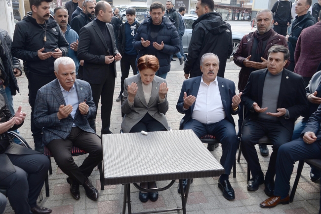 Akşener depremde ölenlerin yakınlarına taziyede bulundu