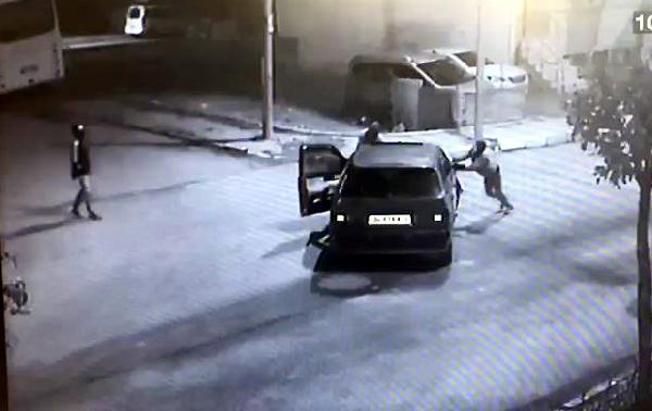 Çalıştıramadıkları otomobili iterek çaldılar