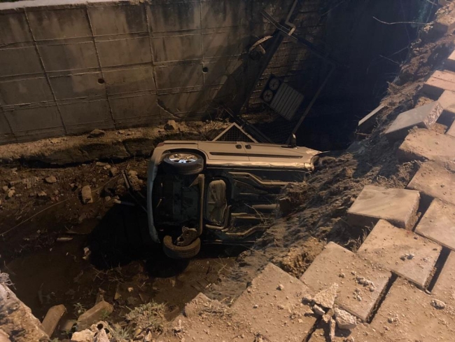 Demir bariyerleri aşarak dereye uçtular