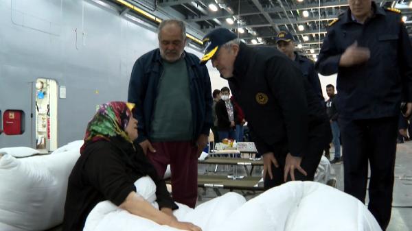 Bakan Akar'dan çadır kentte kurulan Mehmetçik Okuluna ziyaret