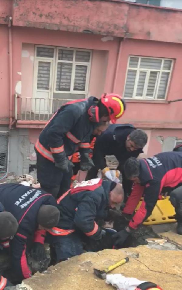 Depremde hayatını kaybeden anne ve babası, Eylül'e siper olmuş