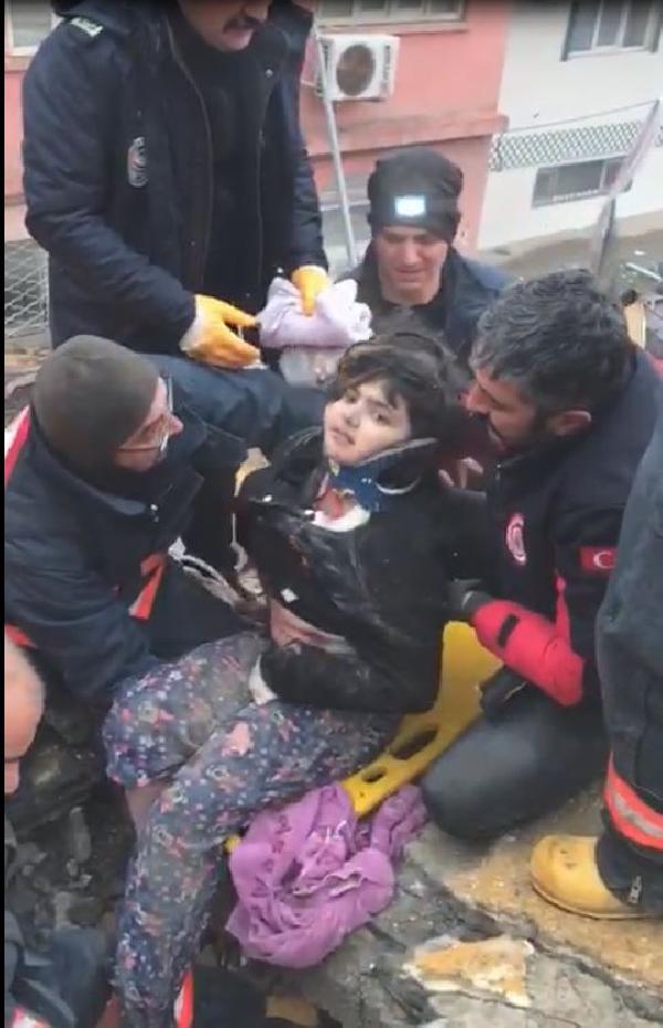 Depremde hayatını kaybeden anne ve babası, Eylül'e siper olmuş