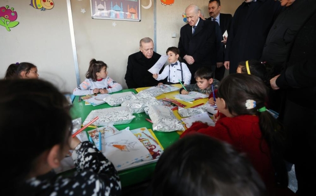 Cumhurbaşkanı Erdoğan depremzedelere sunulan çalışmaları inceledi