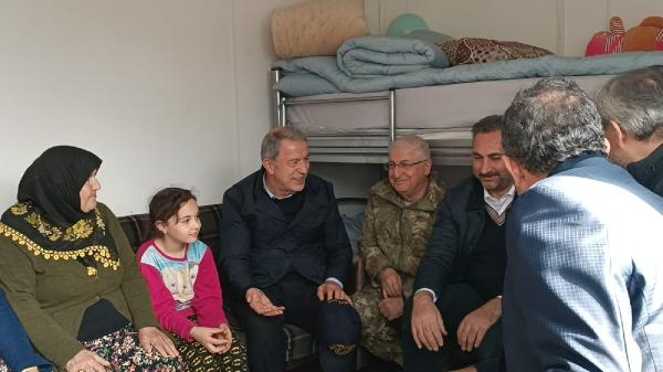 Bakan Akar, depremin vurduğu İslahiye ve Nurdağı'nı ziyaret etti